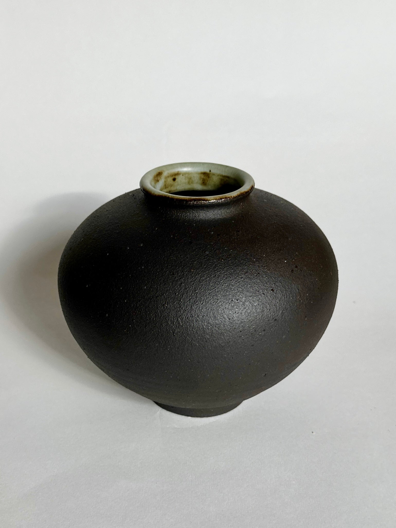 Black clay vase No. 20