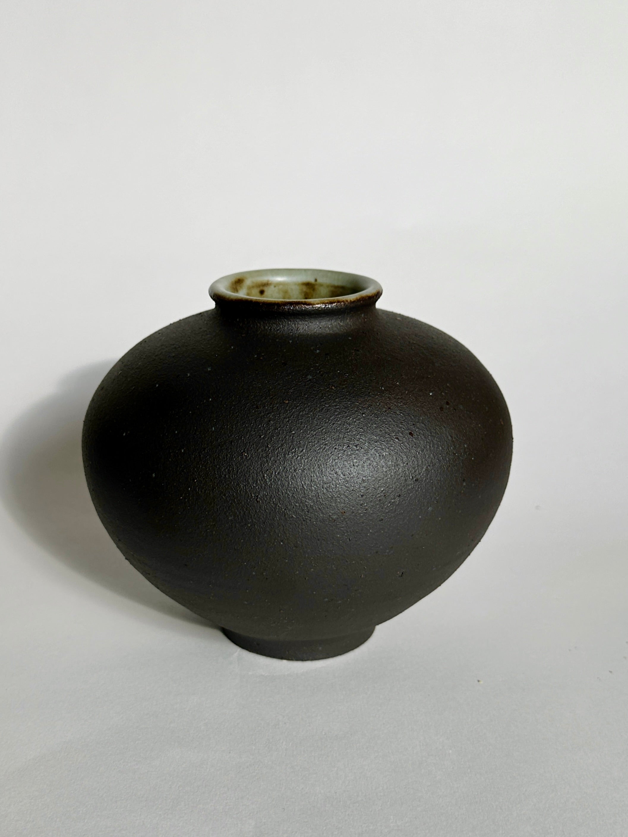 Black clay vase No. 20