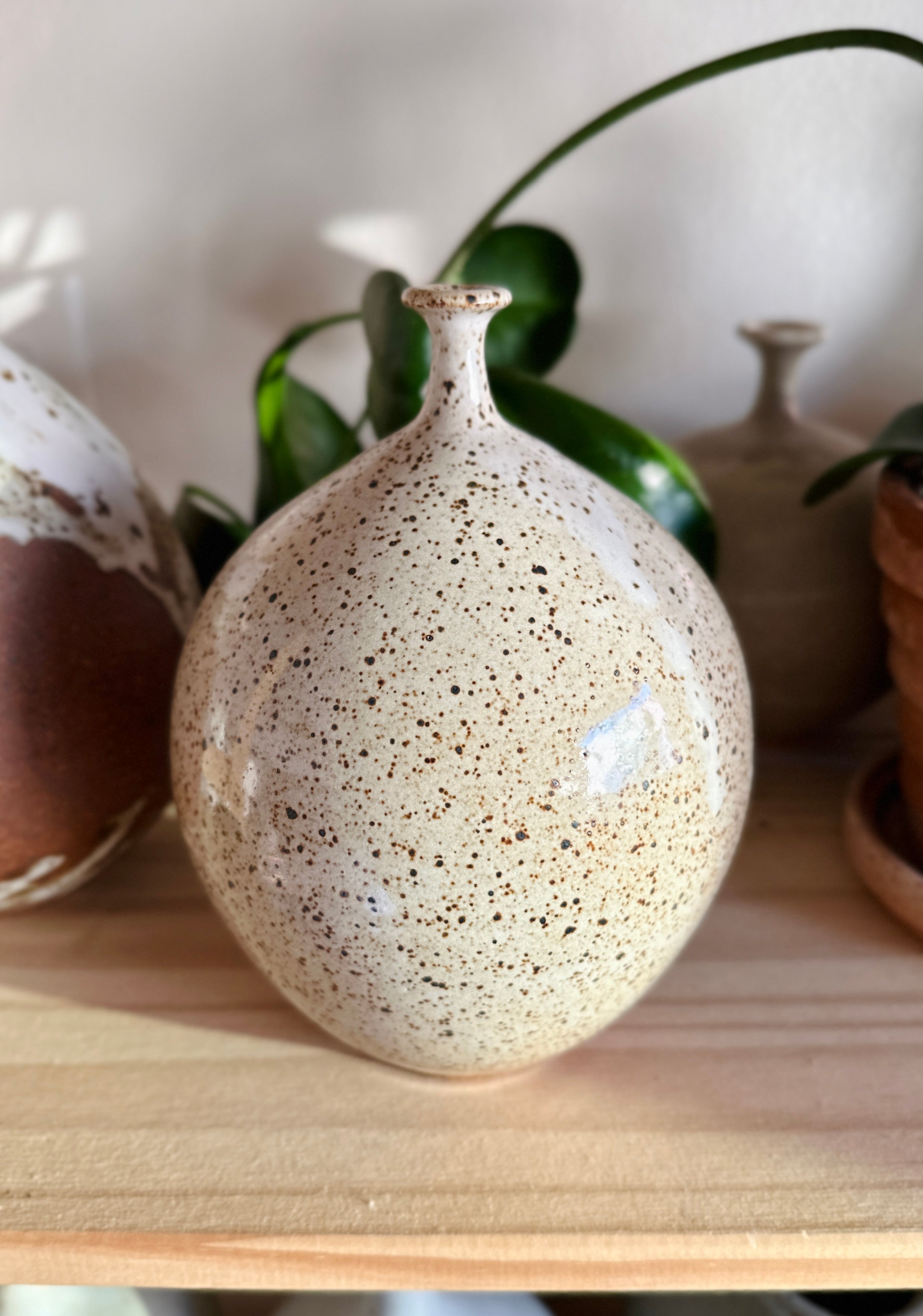 White glossy speckled bottleneck no. 38