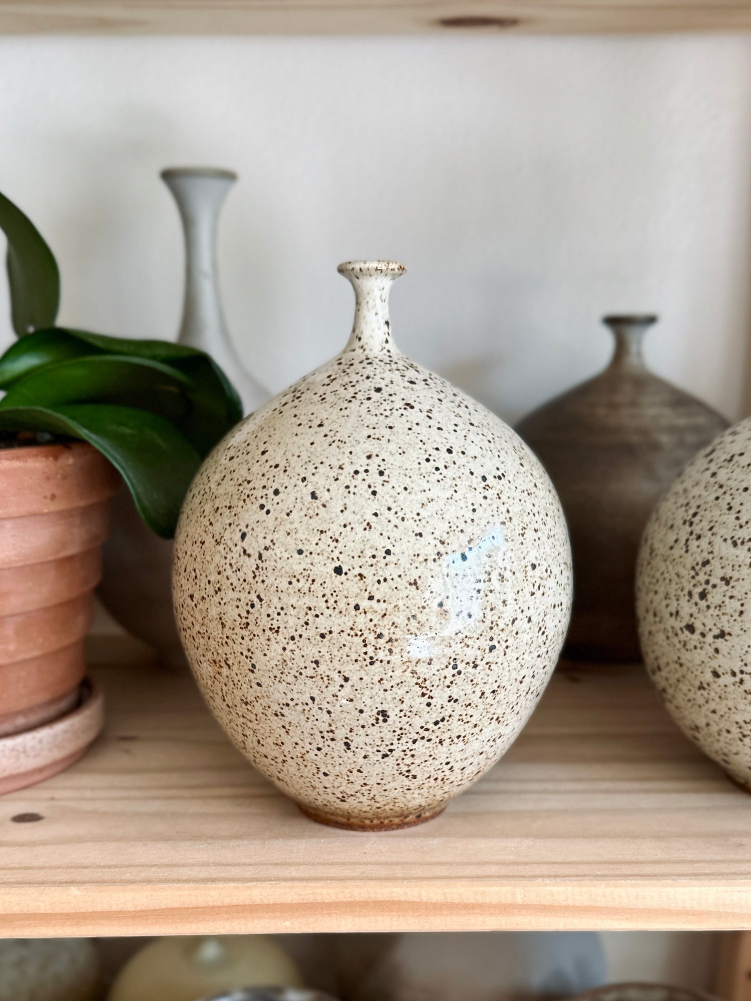 White glossy speckled bottleneck no. 38