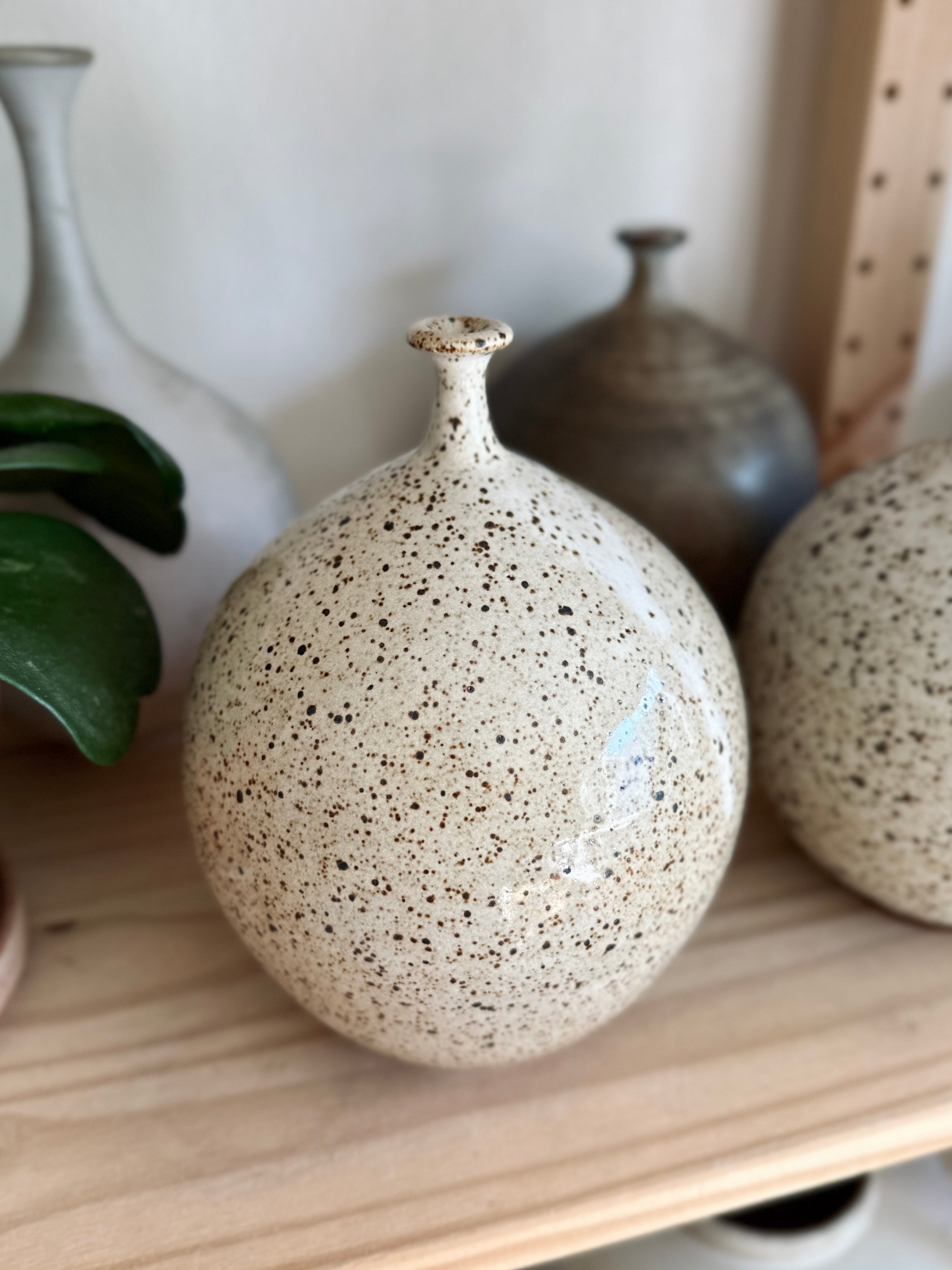 White glossy speckled bottleneck no. 38