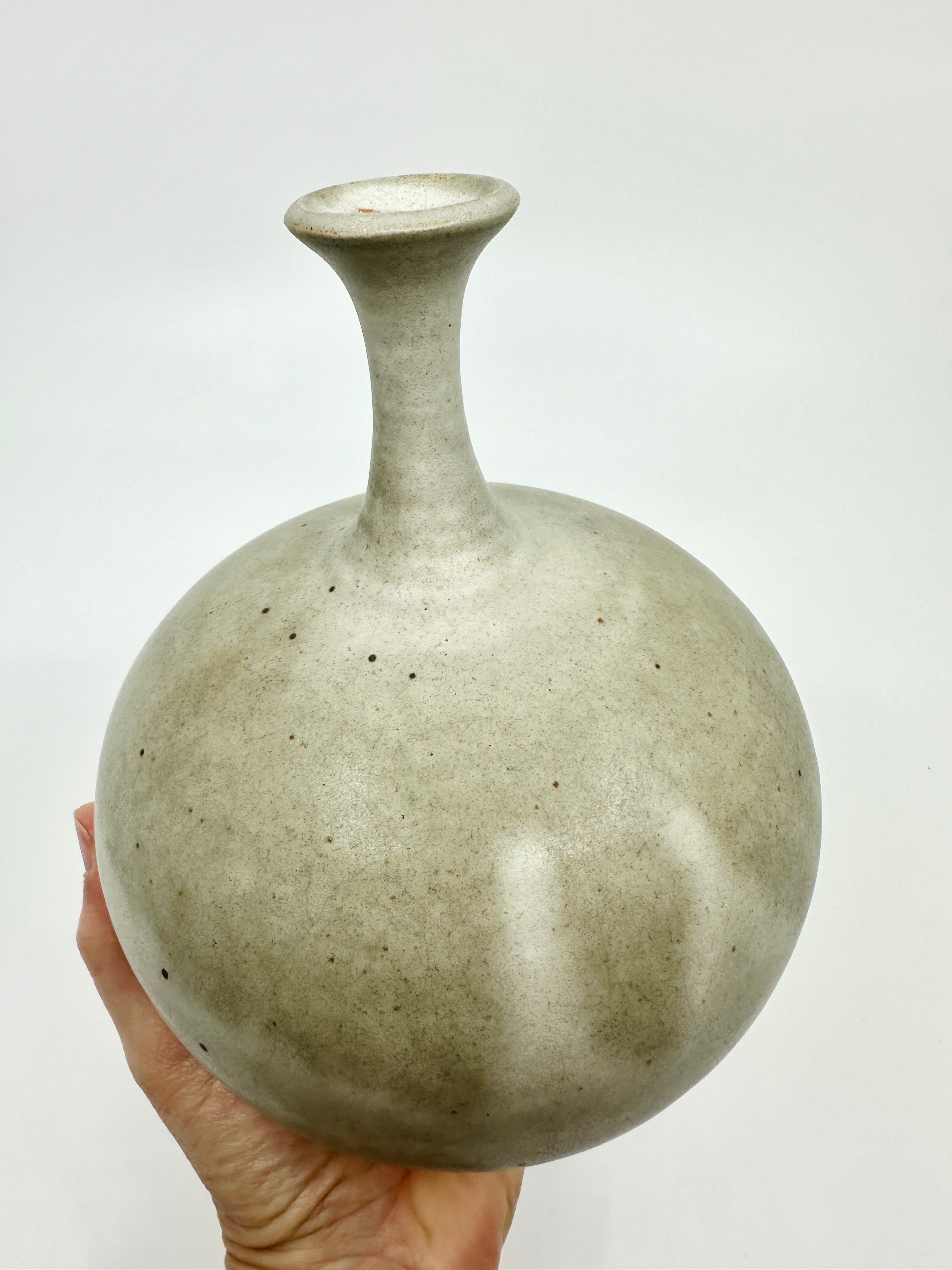 Gray/beige bottleneck no. 26
