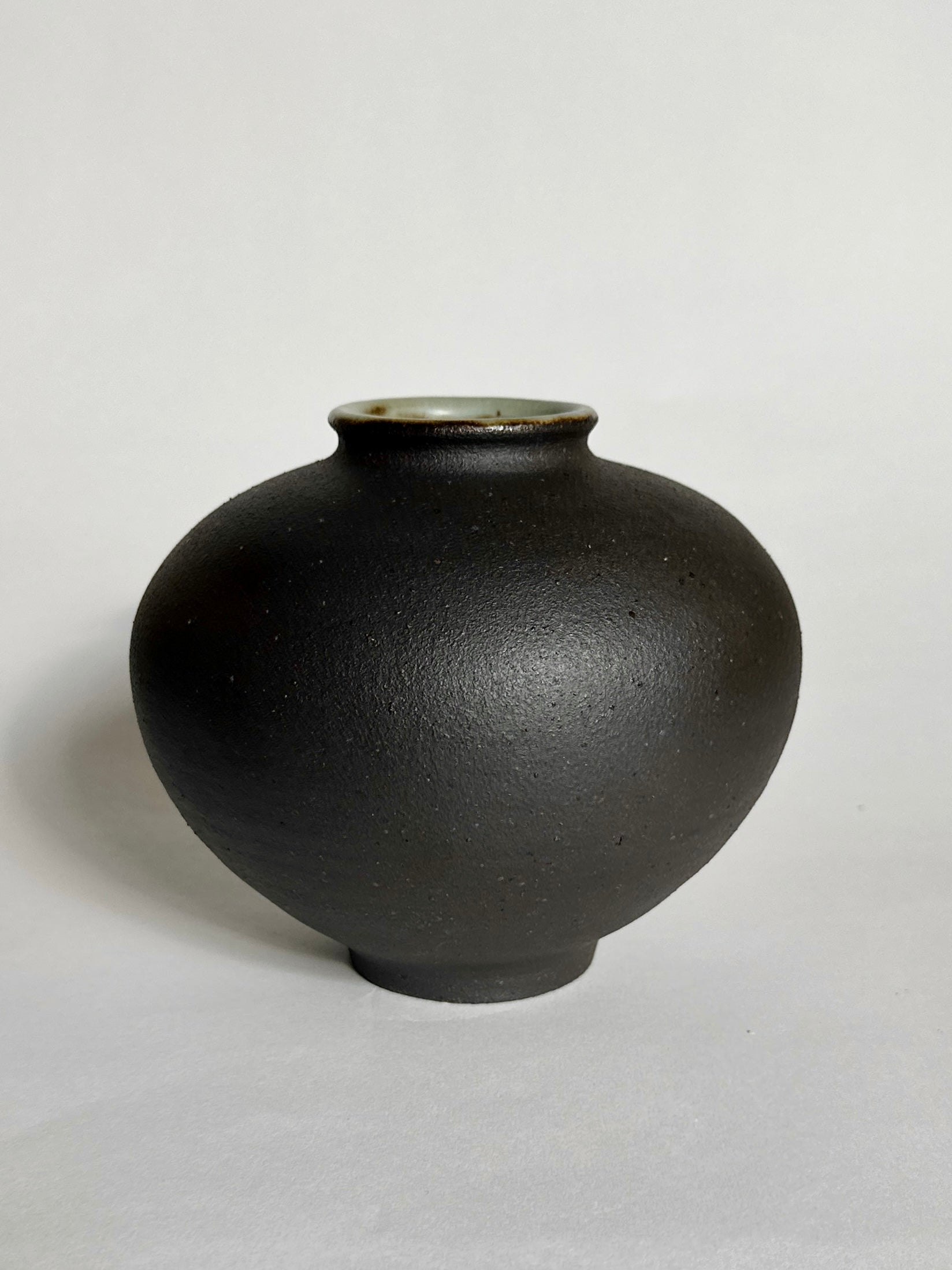 Black clay vase No. 20