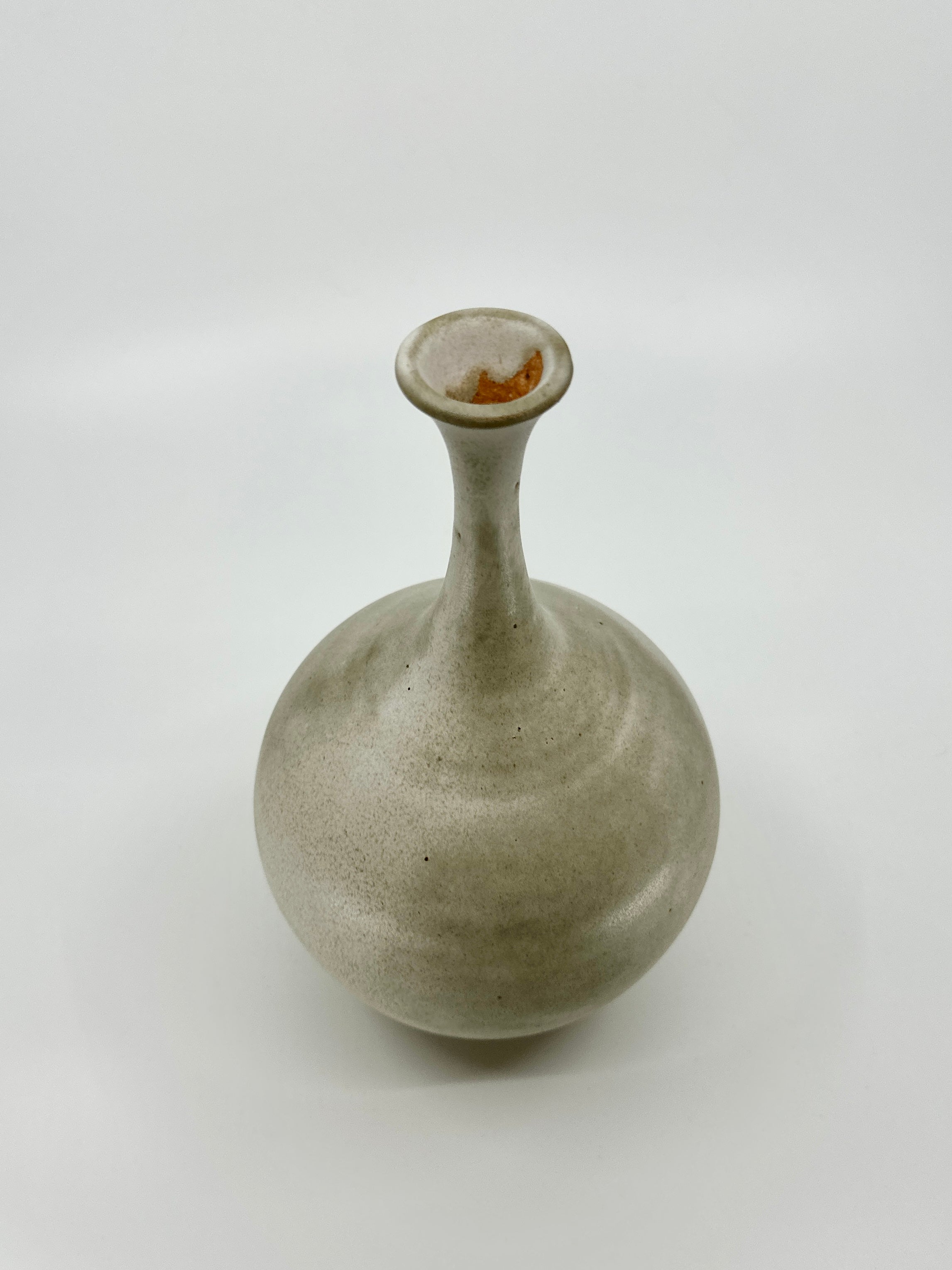 Gray/beige bottleneck no. 27