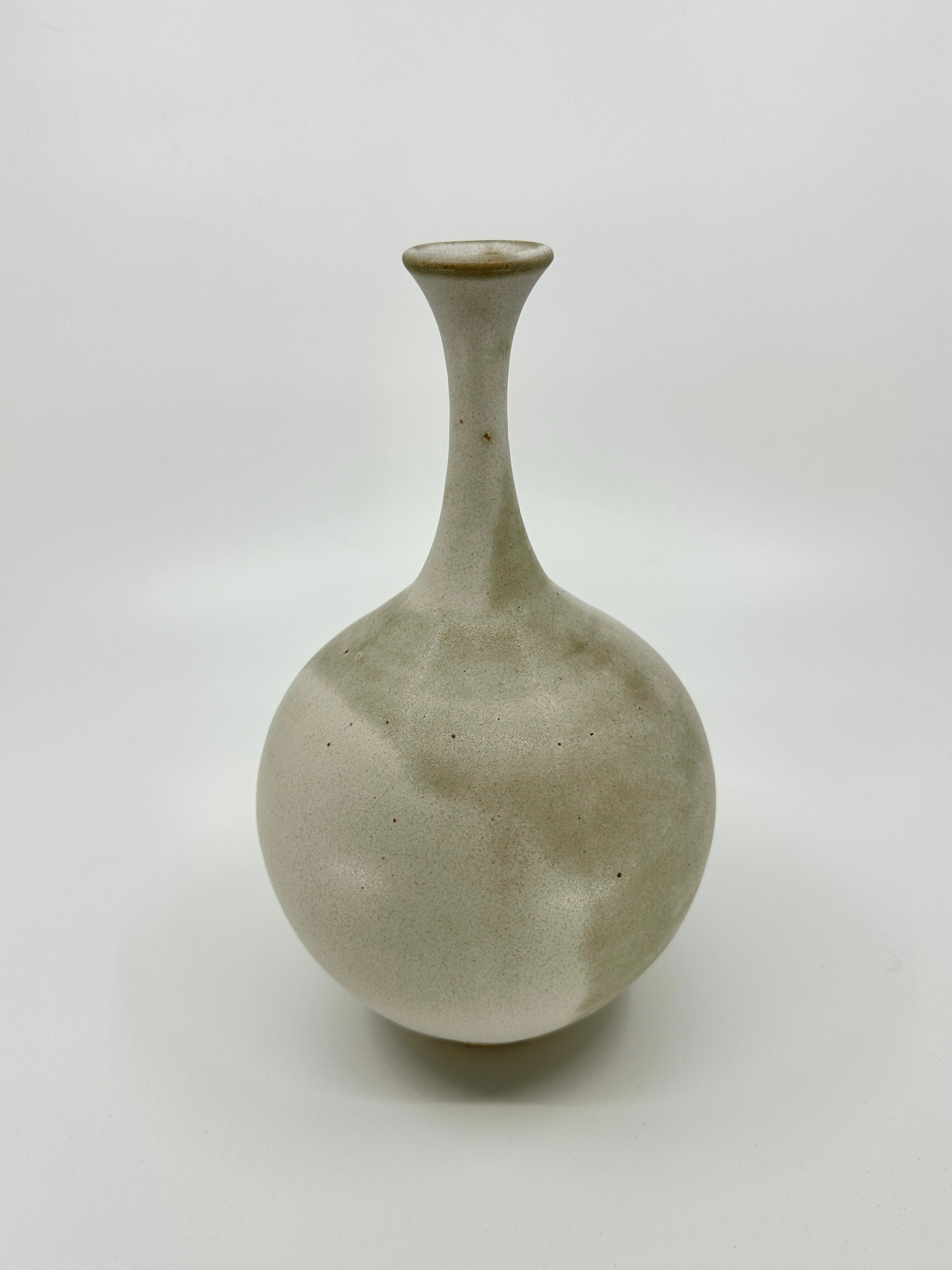 Gray/beige bottleneck no. 27