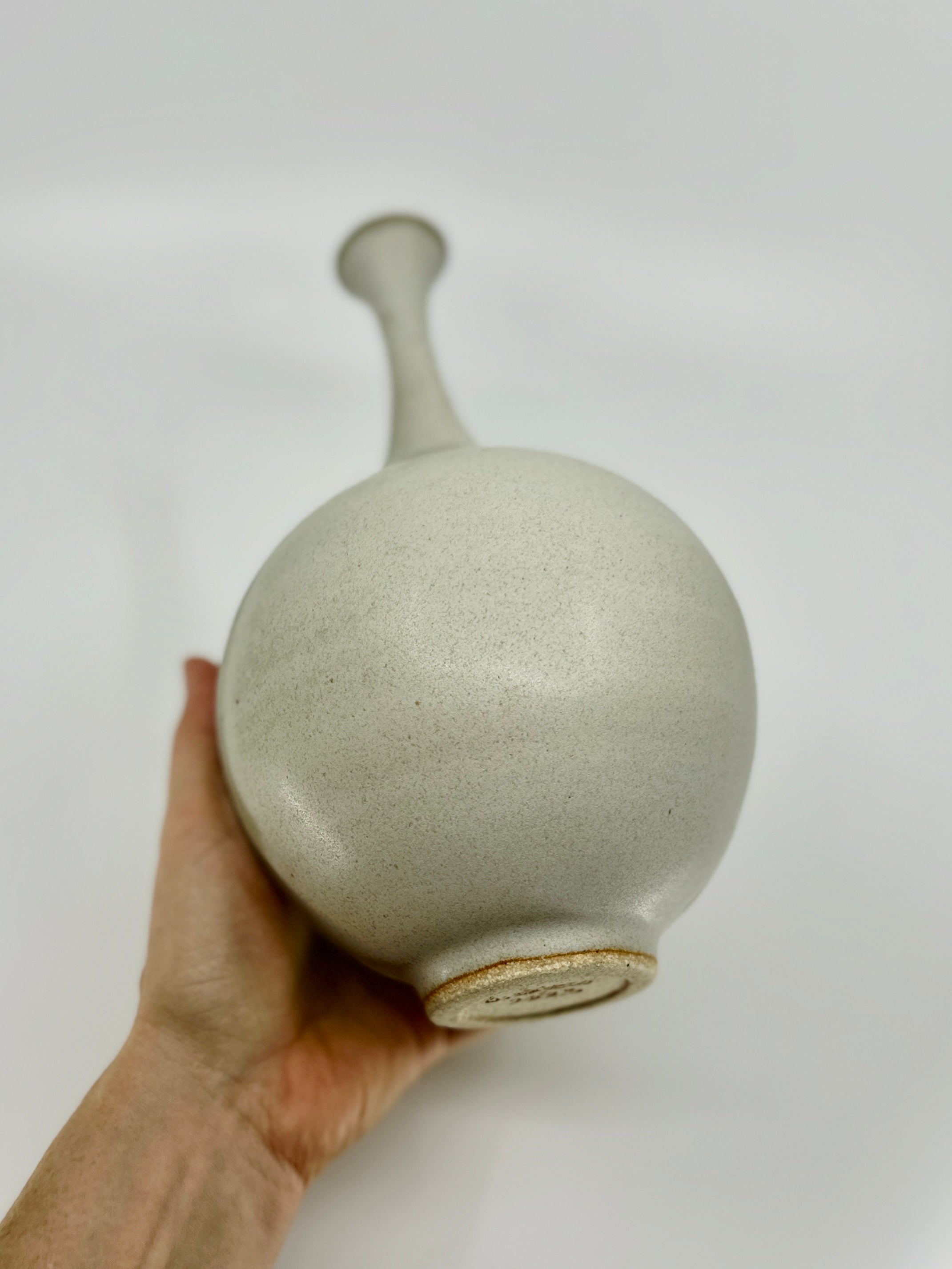Gray/beige bottleneck no. 27