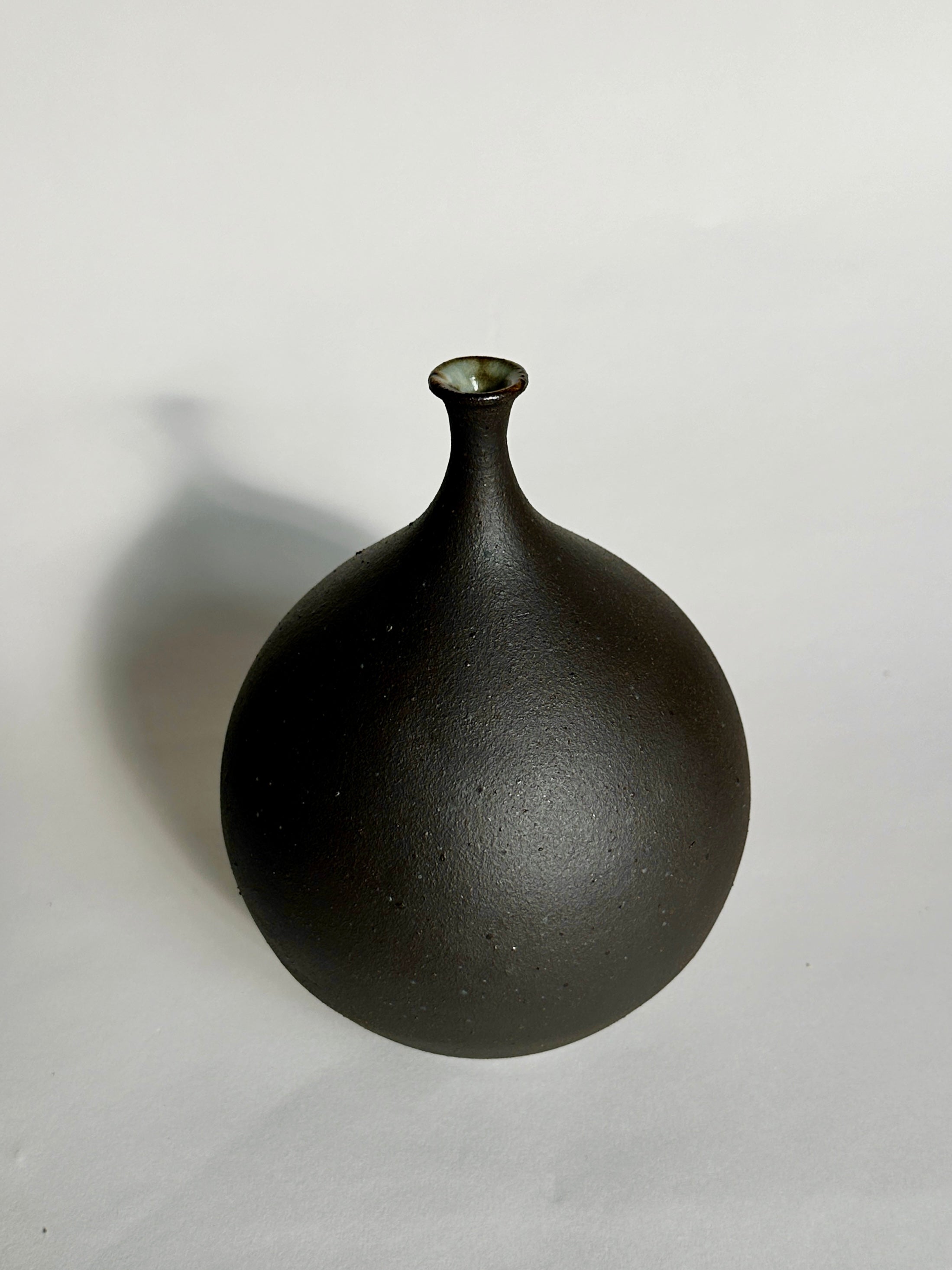 Black clay bottleneck No. 21
