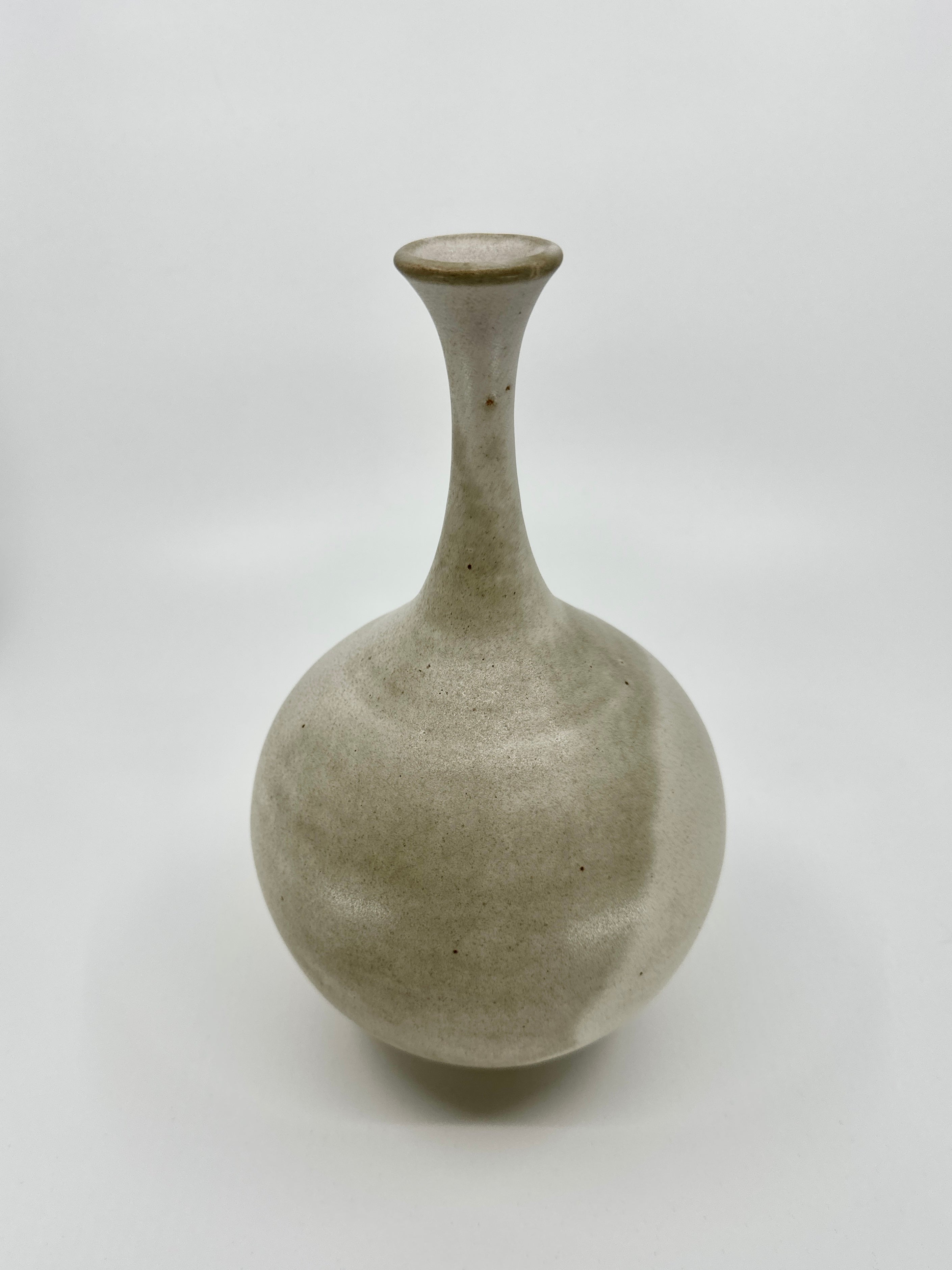 Gray/beige bottleneck no. 27
