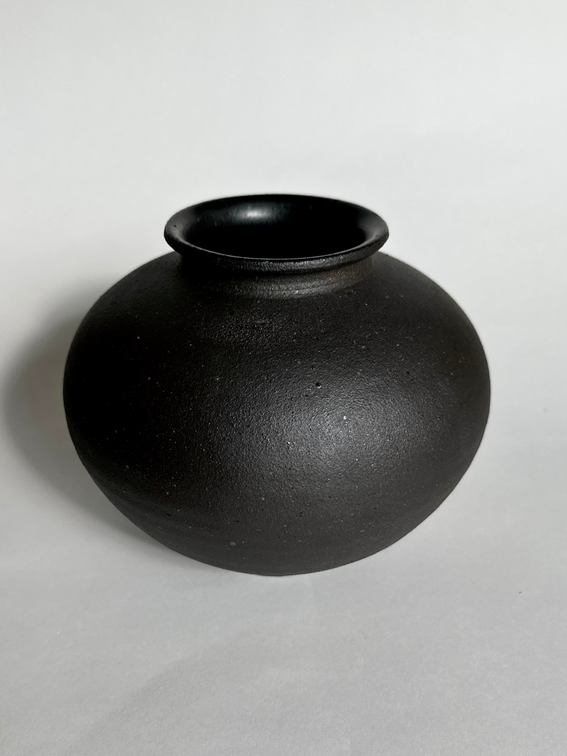 Black clay vase No. 19