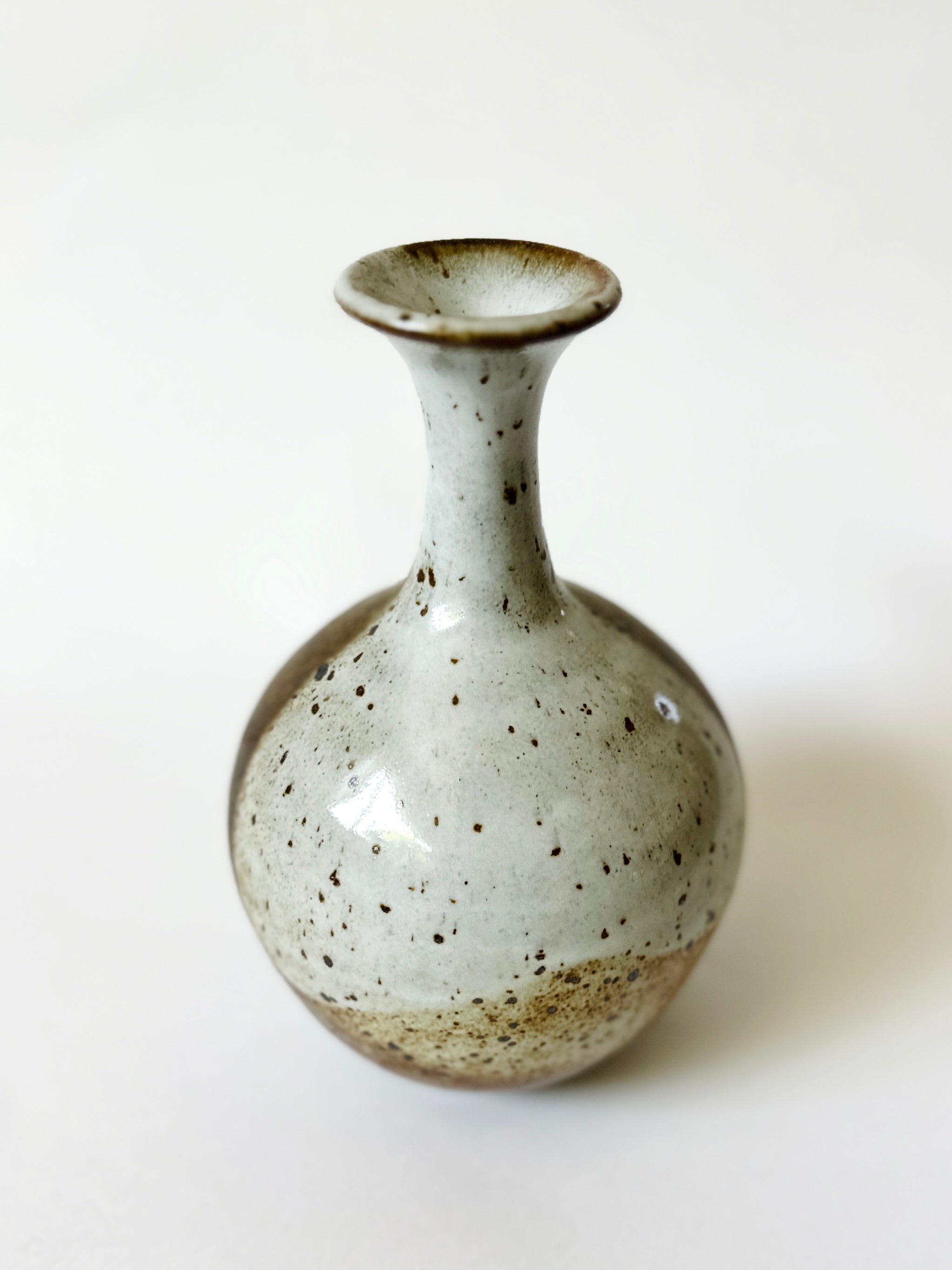 Red clay with poured glossy white no. 6