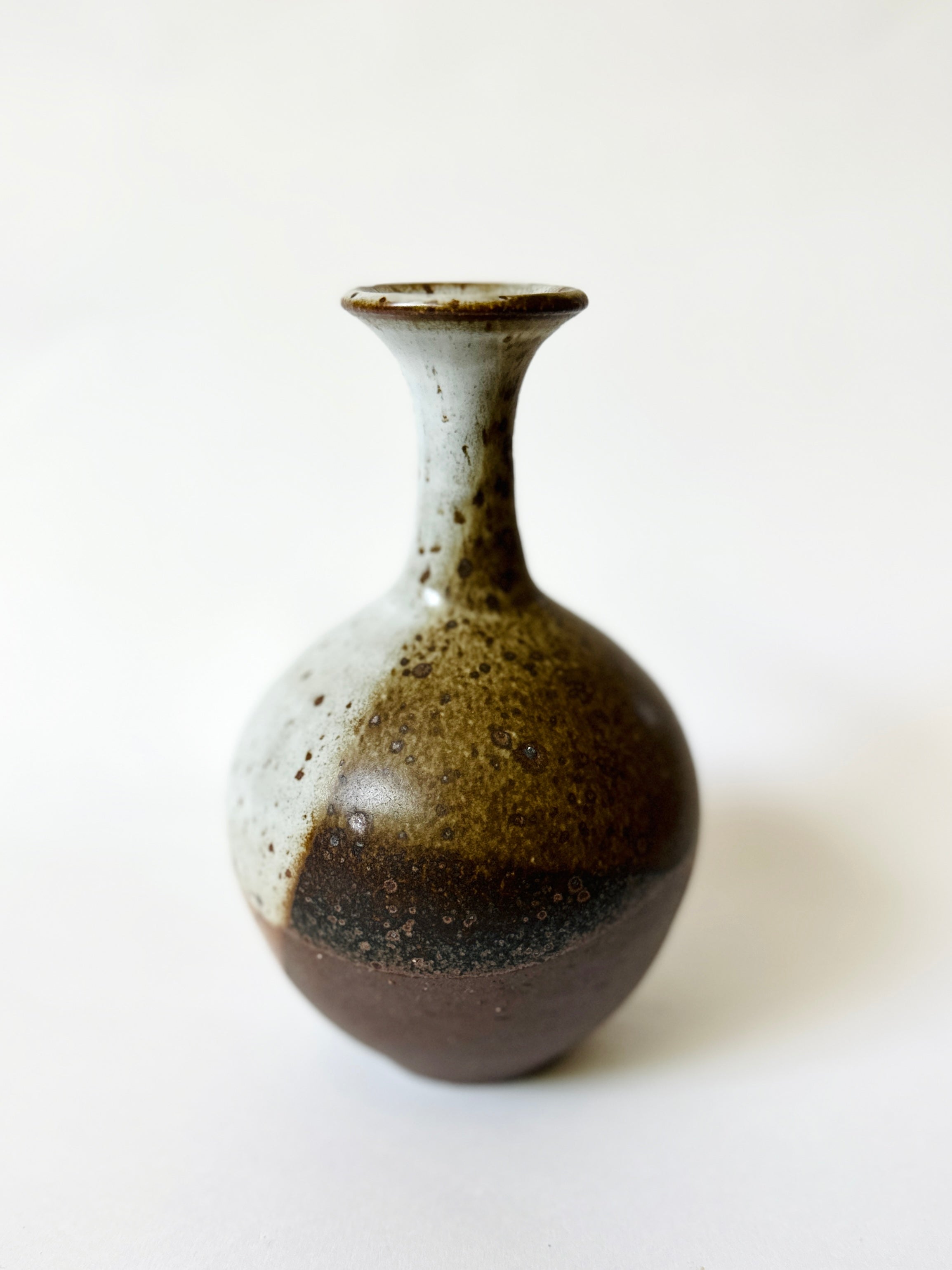 Red clay with poured glossy white no. 6