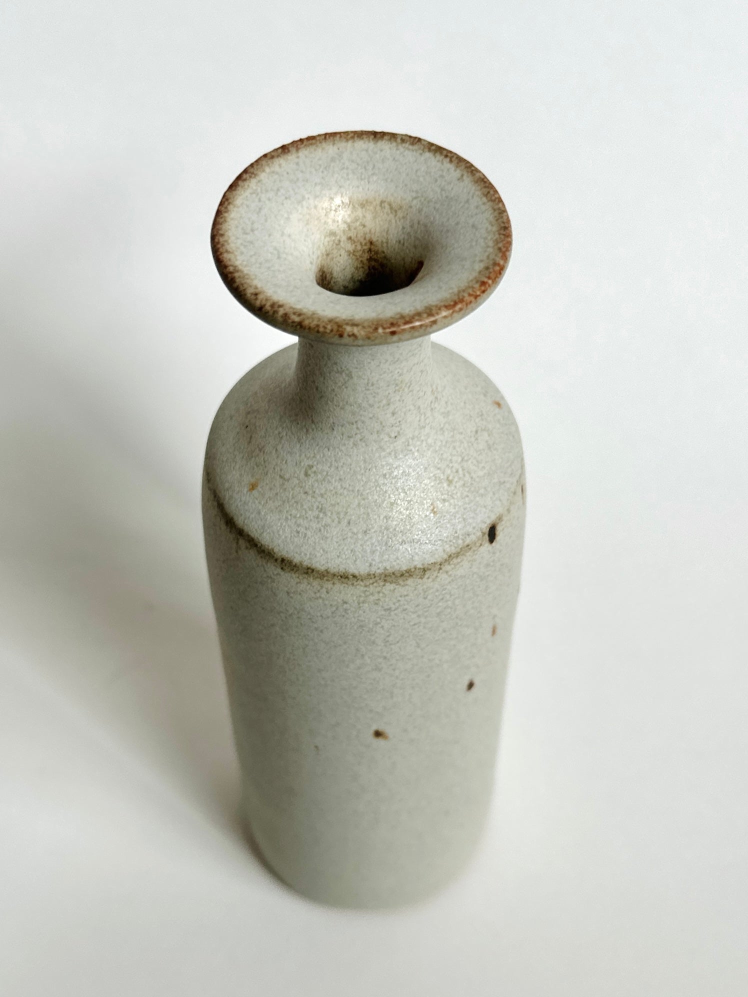 Gray/white speckled vase no. 8