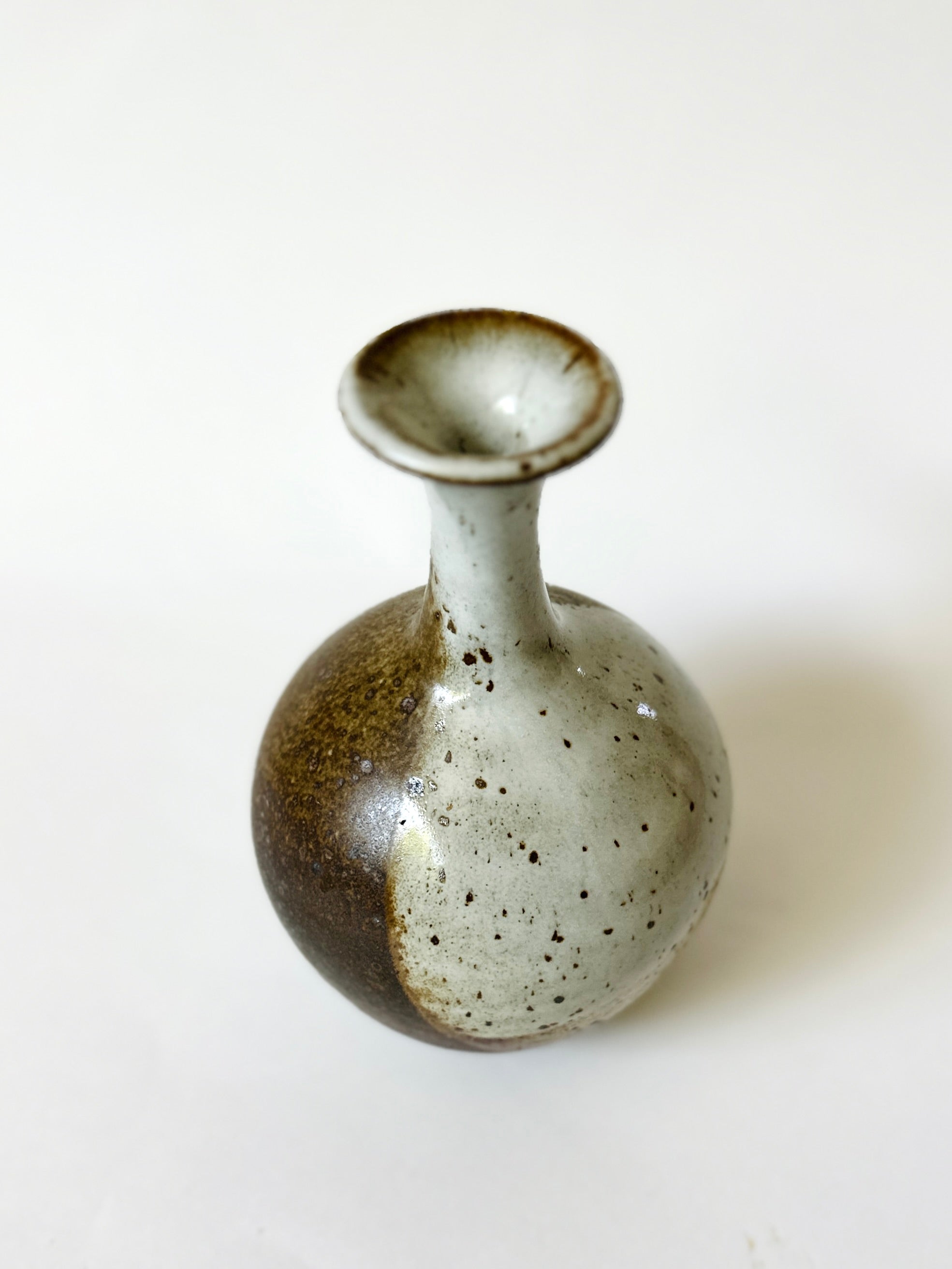 Red clay with poured glossy white no. 6