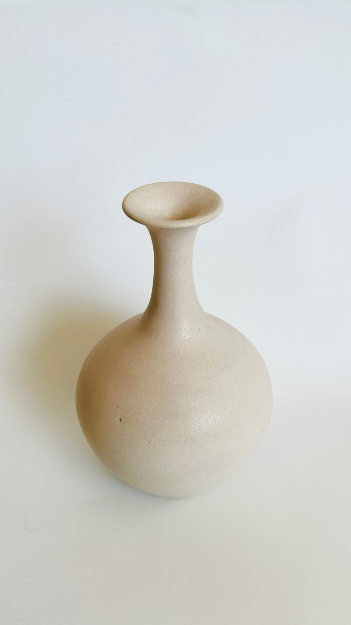 Warm satin white bottleneck no. 8