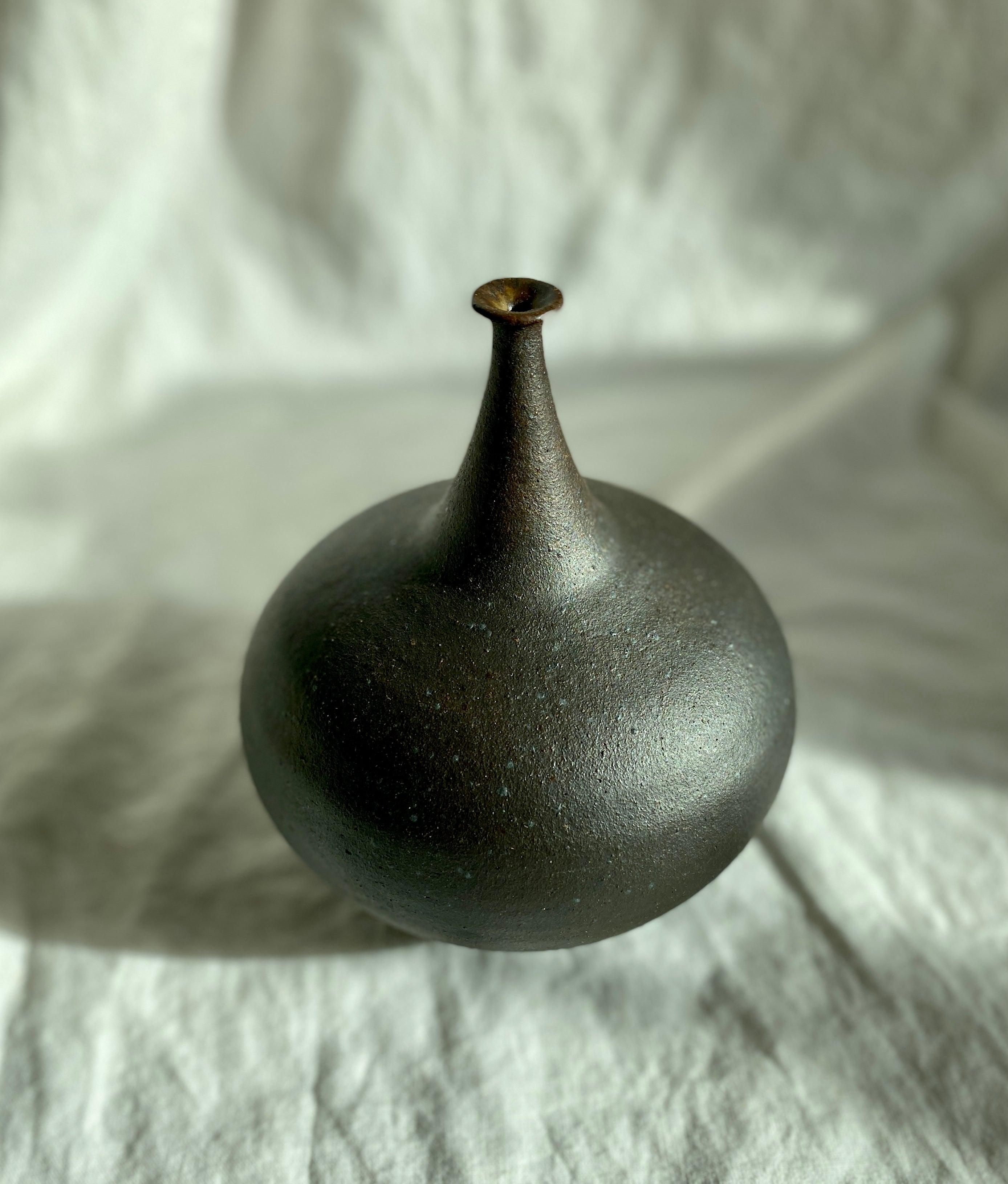 Black clay wide bottleneck no. 2 - Dana Chieco Studio