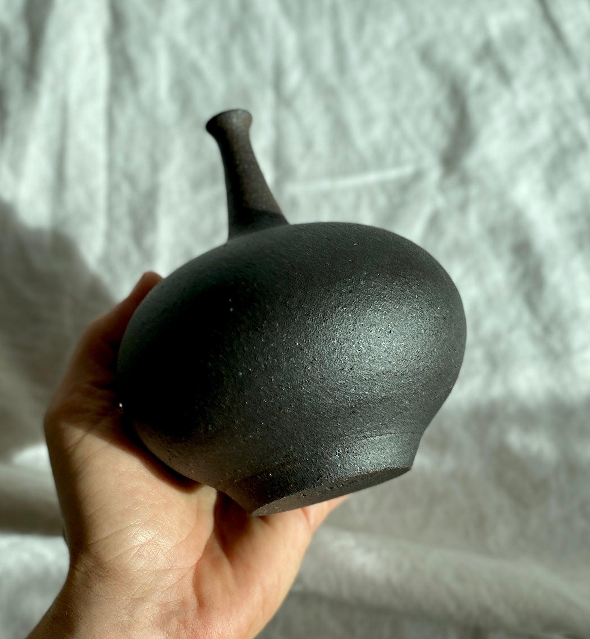 Black clay wide bottleneck no. 4 - Dana Chieco Studio