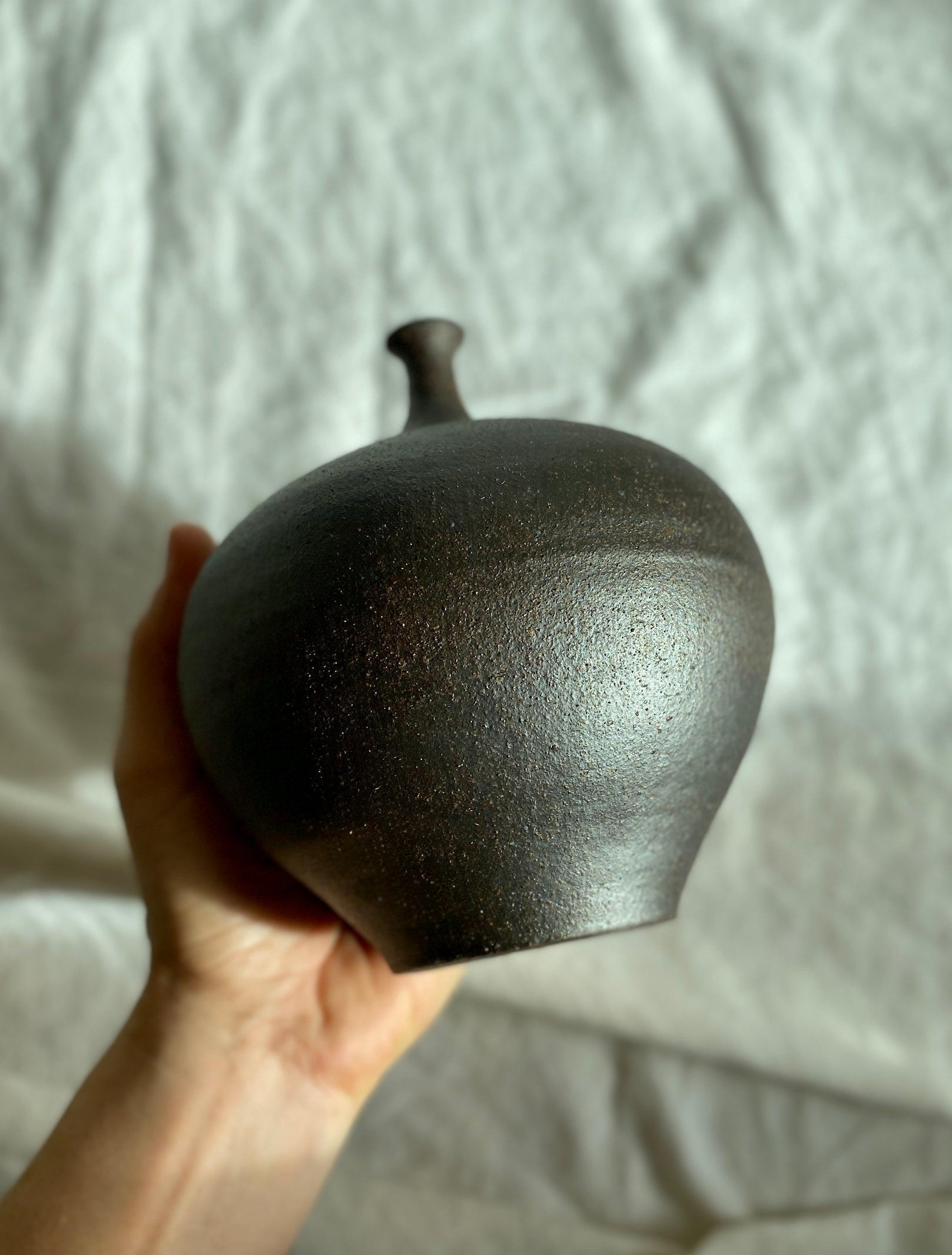 Black clay wide bottleneck no. 4 - Dana Chieco Studio