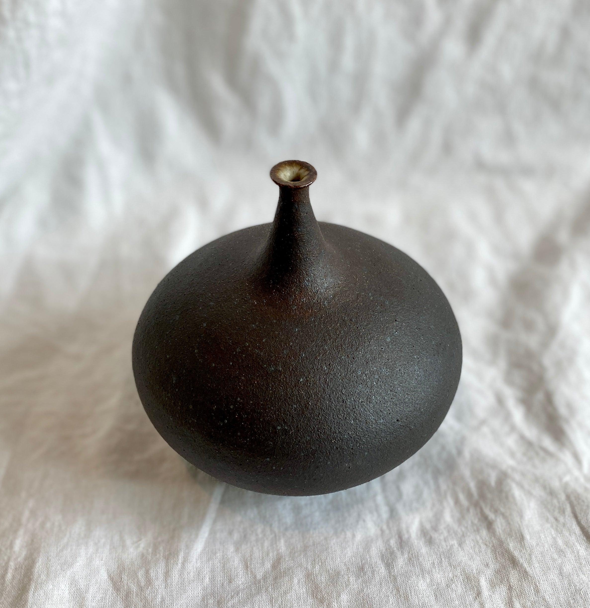 Black clay wide bottleneck no. 3 - Dana Chieco Studio