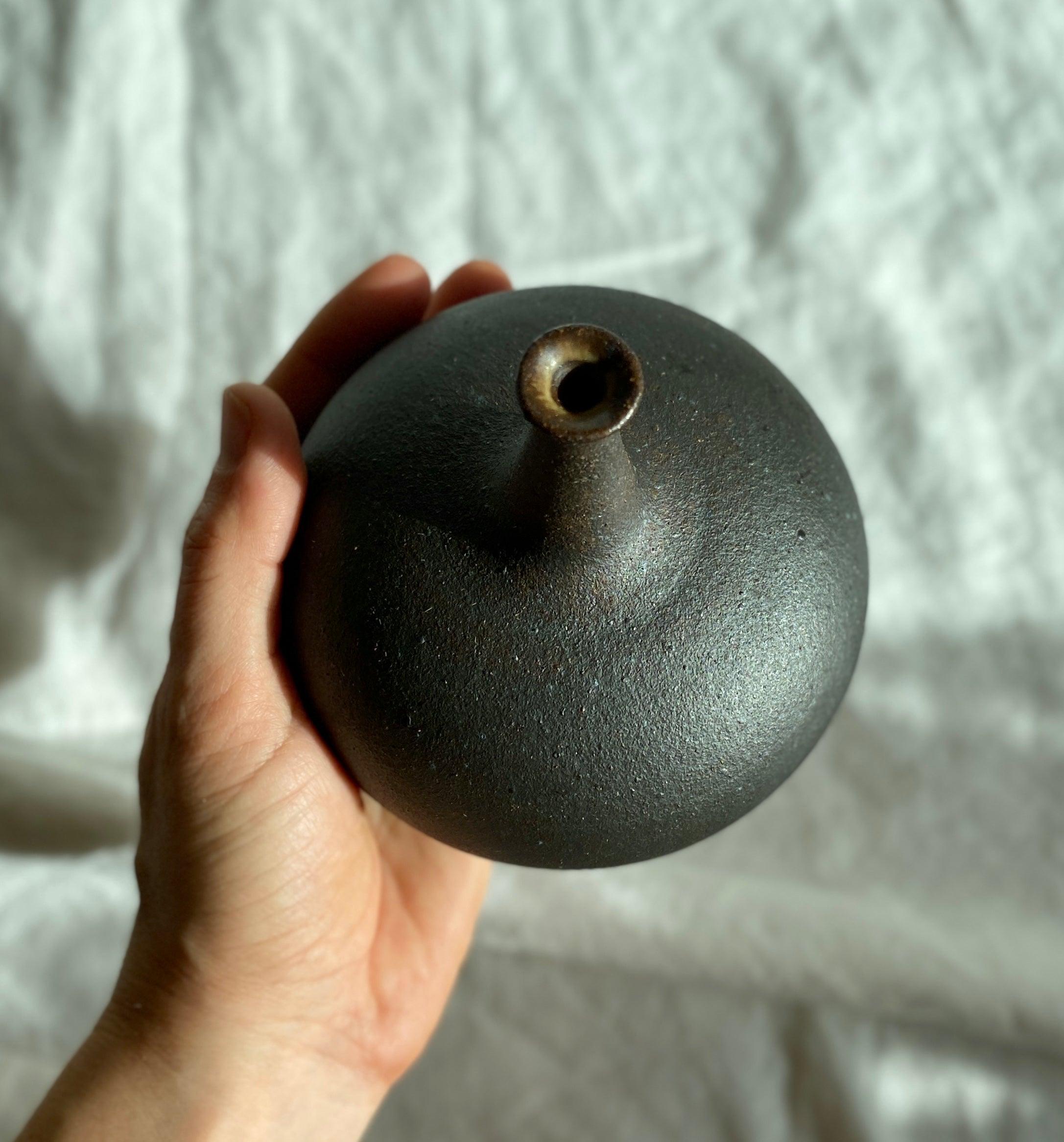 Black clay wide bottleneck no. 4 - Dana Chieco Studio
