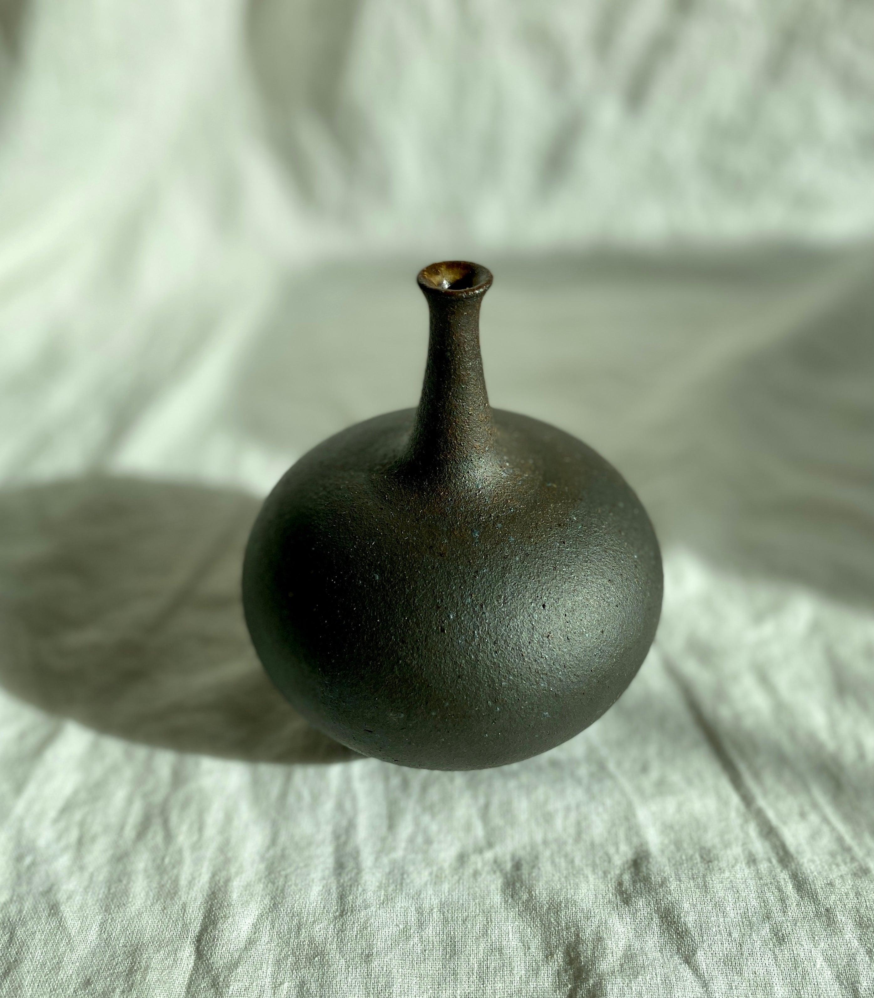 Black clay wide bottleneck no. 4 - Dana Chieco Studio
