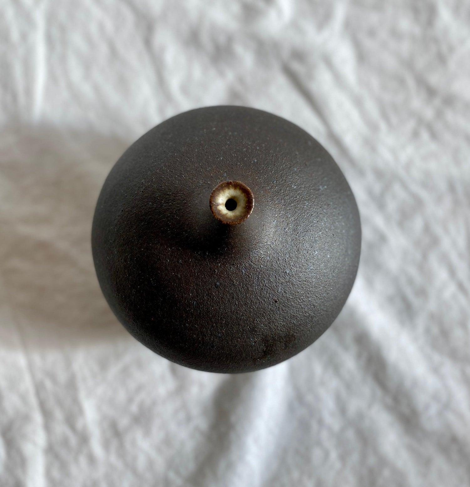 Black clay wide bottleneck no. 3 - Dana Chieco Studio