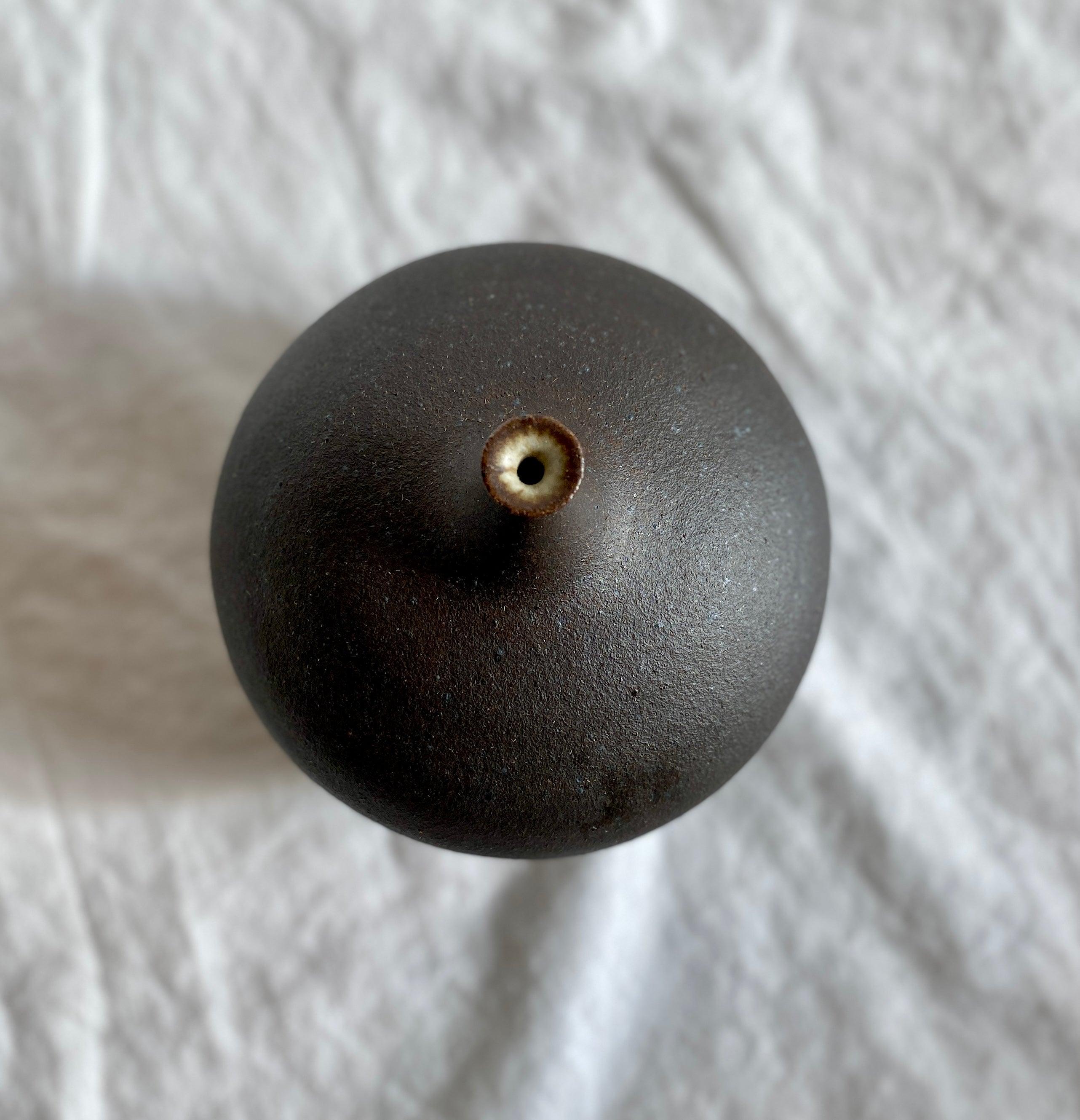 Black clay wide bottleneck no. 3 - Dana Chieco Studio