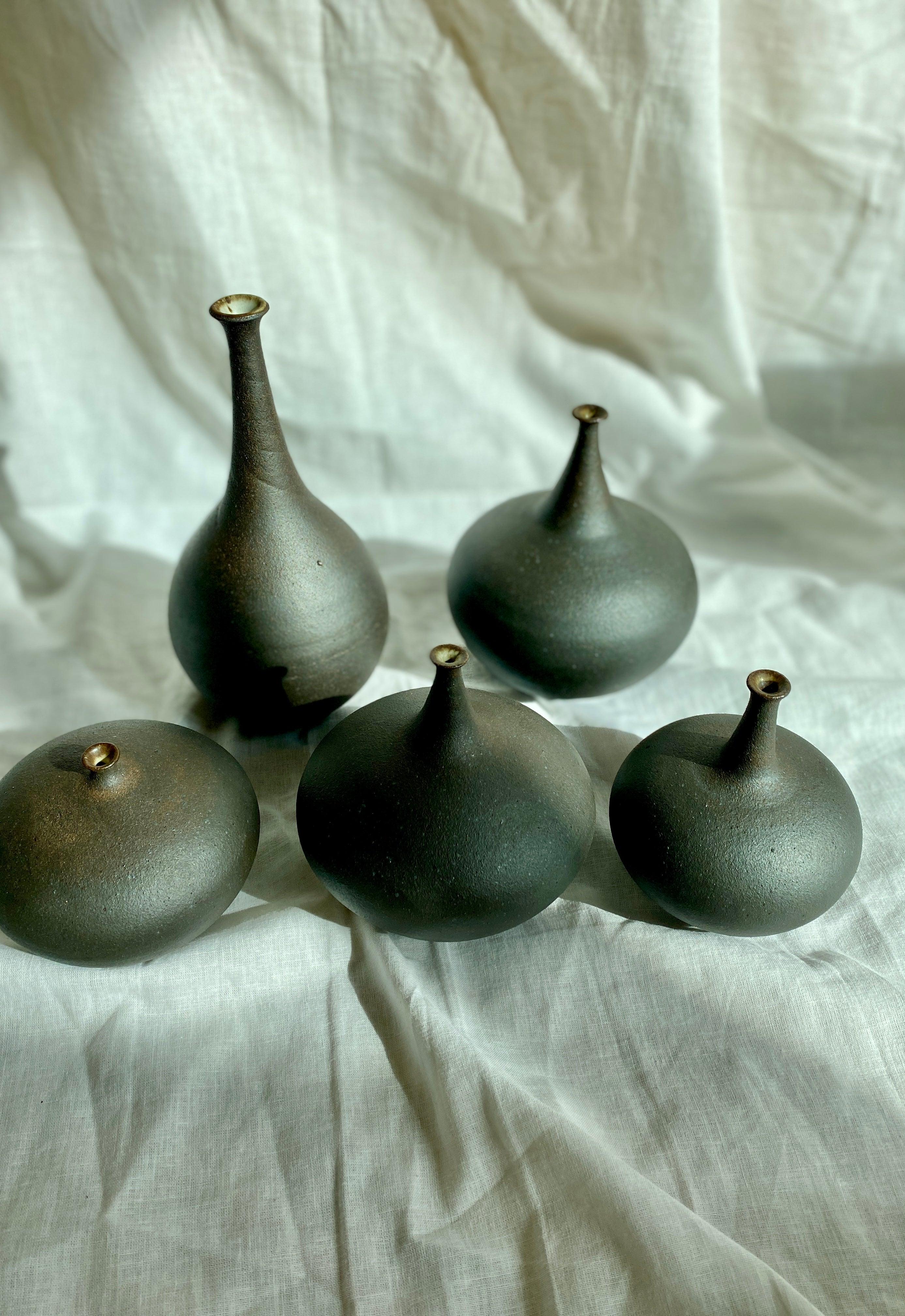 Black clay wide bottleneck no. 4 - Dana Chieco Studio