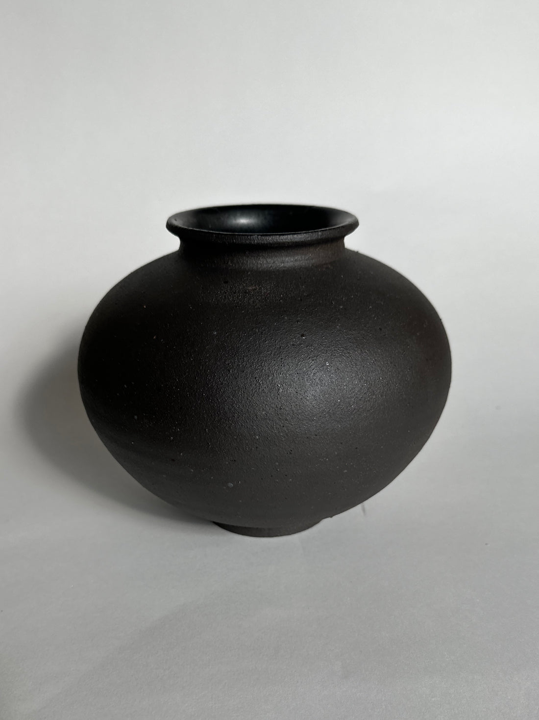 Black clay vase No. 19