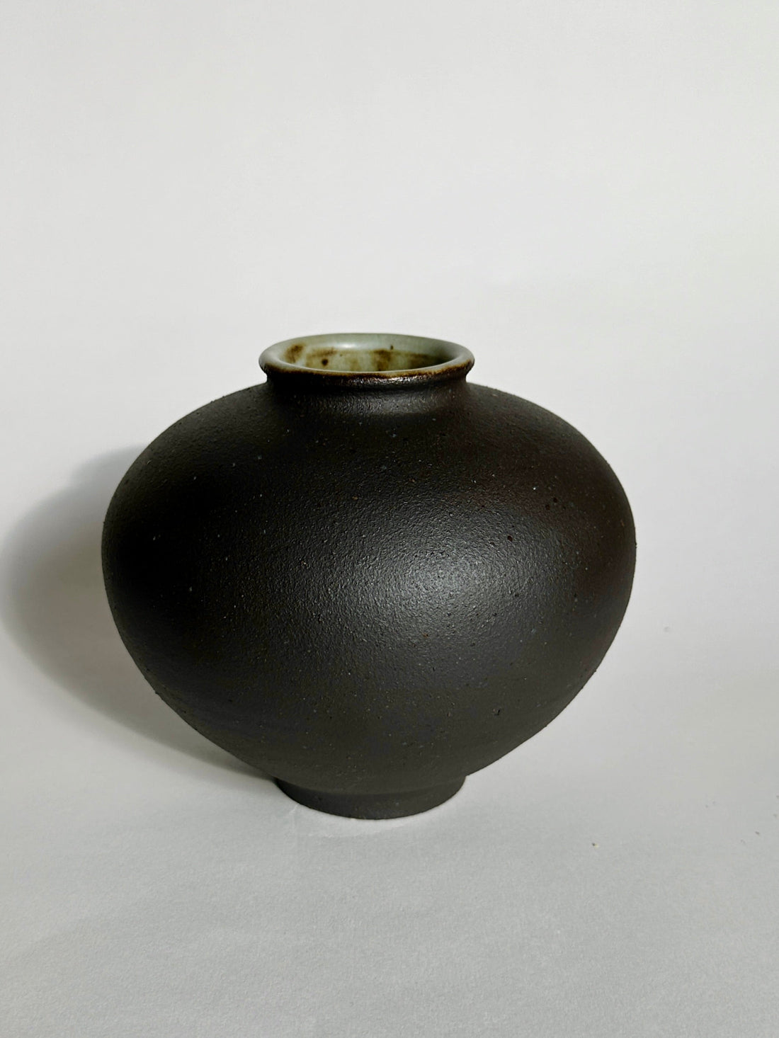 Black clay vase No. 20