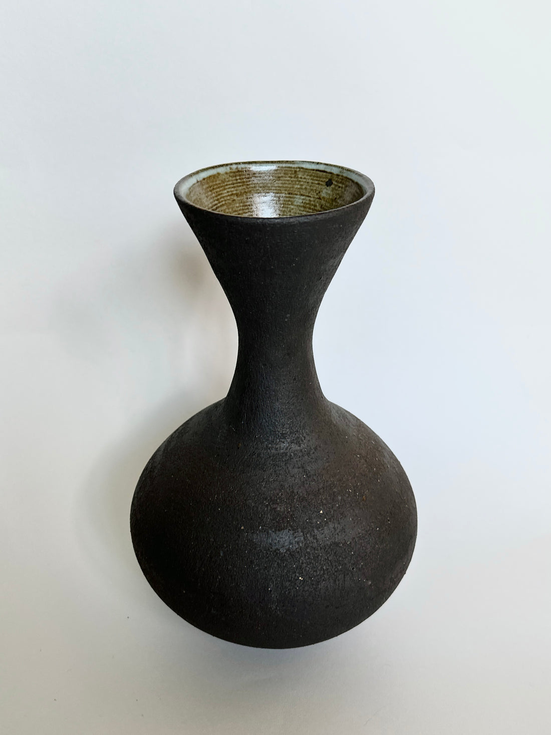 Black clay vessel No. 16