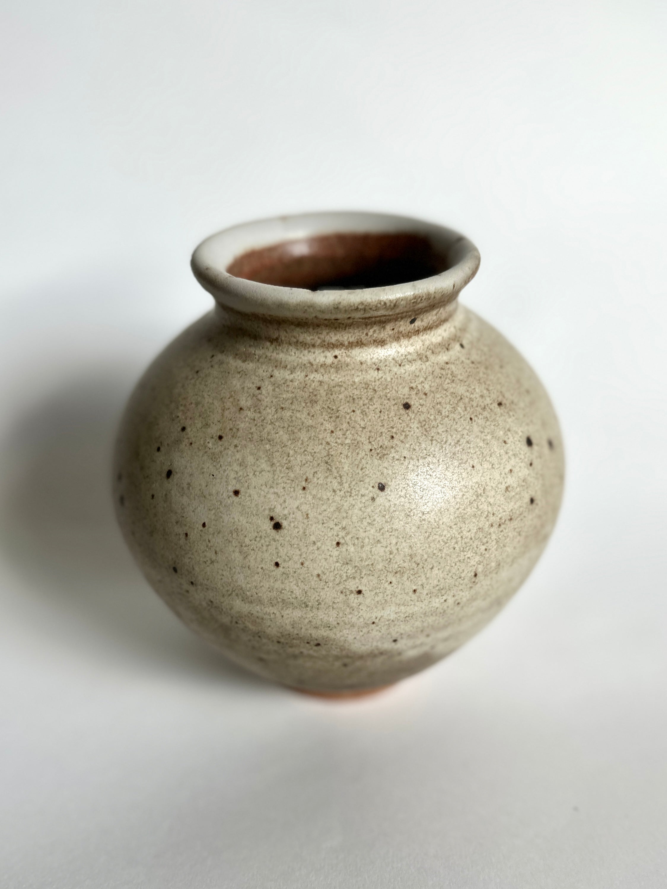 Gray/brown speckled vase