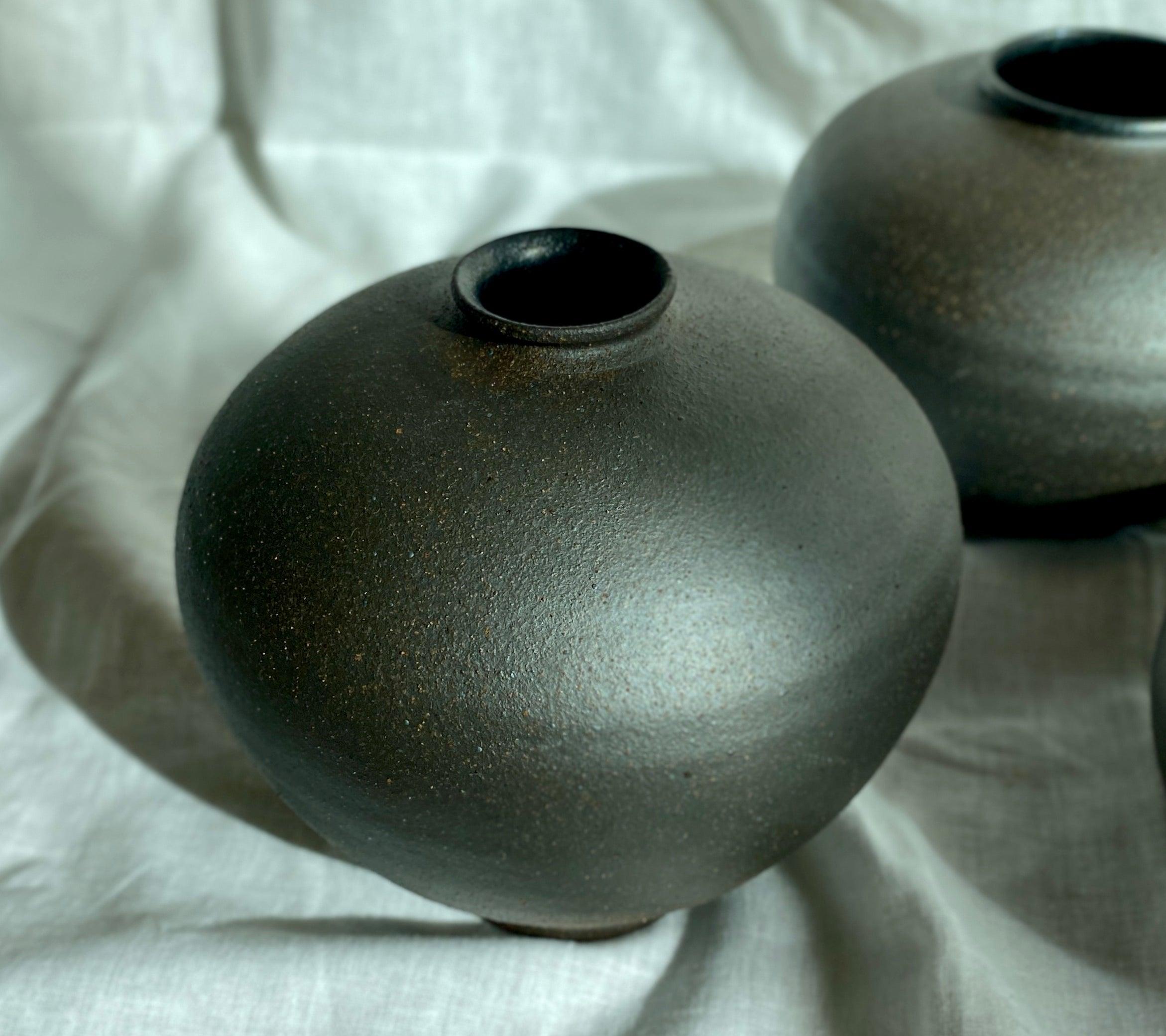 Black clay wide vase no. 8 - Dana Chieco Studio