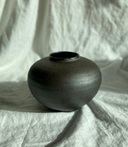 Black clay wide vase no. 7 - Dana Chieco Studio