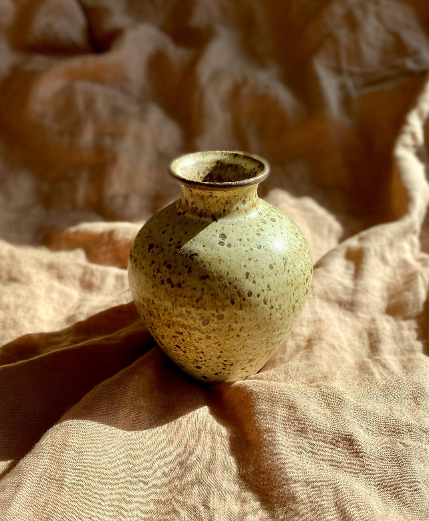 White speckled vase No. 6 - Dana Chieco Studio